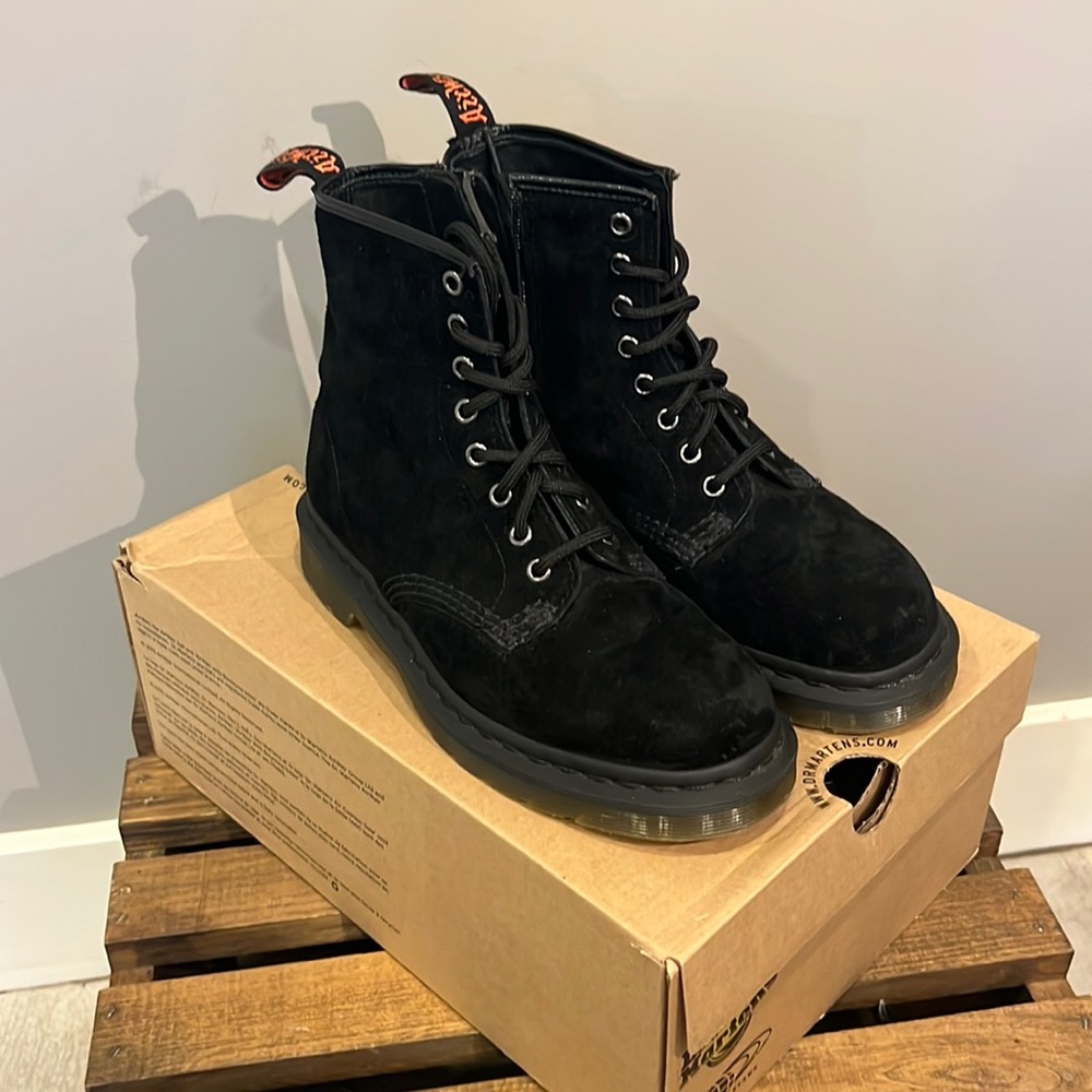 New RARE Dr Doc Martens 1460 B Women’s Size 7 US Black Soft Buck Sued